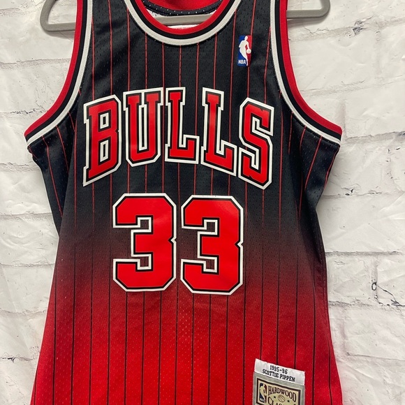 Chicago Bulls Scottie Pippen 1995/96 Hardwood Classics Alternate Swingman Jersey - Picture 3 of 8